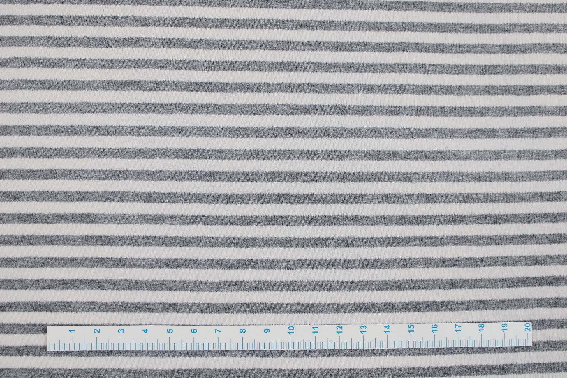 Weicher Baumwolljersey mit dünnen Streifen in Grau meliert und Wollweiß Maßstab