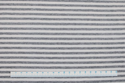 Weicher Baumwolljersey mit dünnen Streifen in Grau meliert und Wollweiß Maßstab