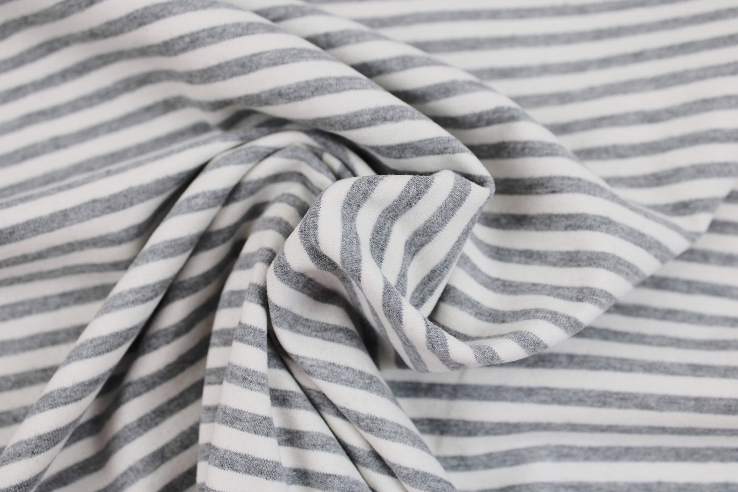 Weicher Baumwolljersey mit dünnen Streifen in Grau meliert und Wollweiß gedreht