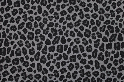 Baumwolljersey Theo mit dunkelgrauem Leomuster Detailbild