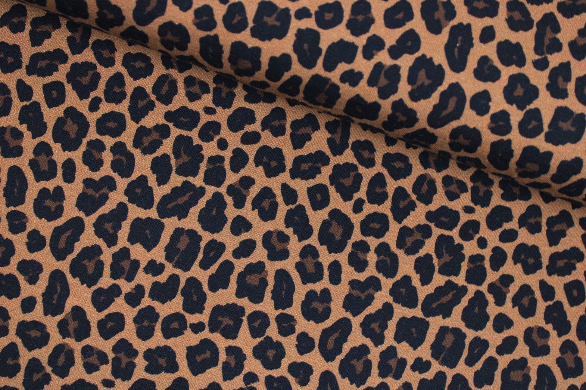 Baumwolljersey Theo mit Leoprint in Braun und Schwarz quer