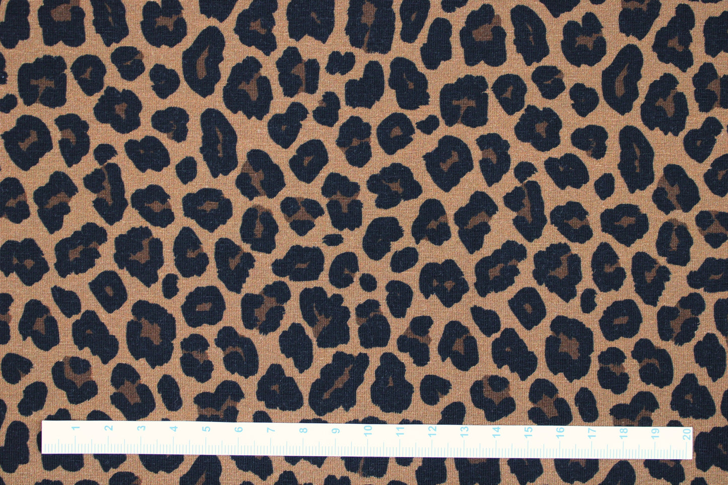 Baumwolljersey Theo mit Leoprint in Braun und Schwarz Maßstab