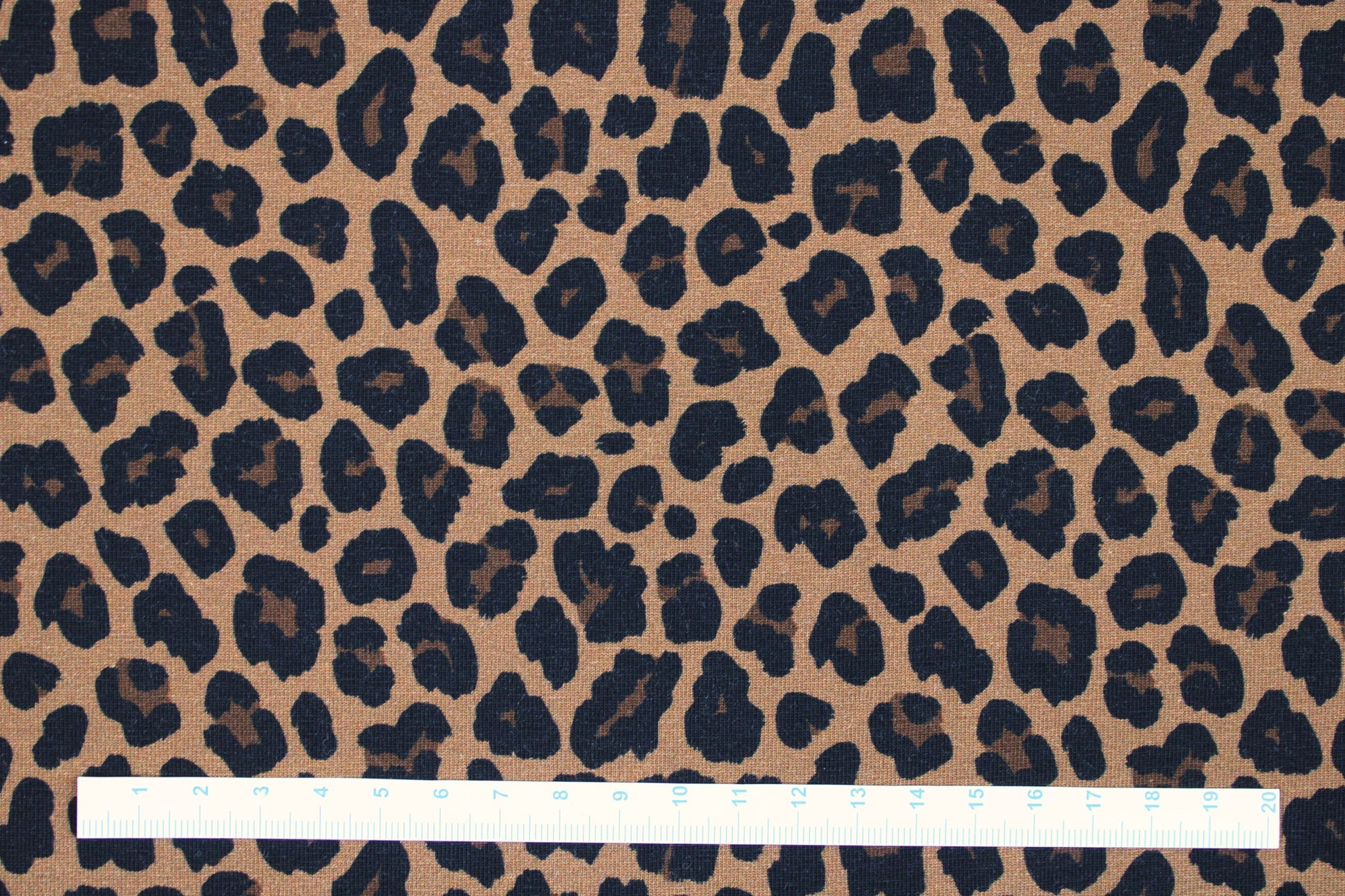 Baumwolljersey Theo mit Leoprint in Braun und Schwarz Maßstab