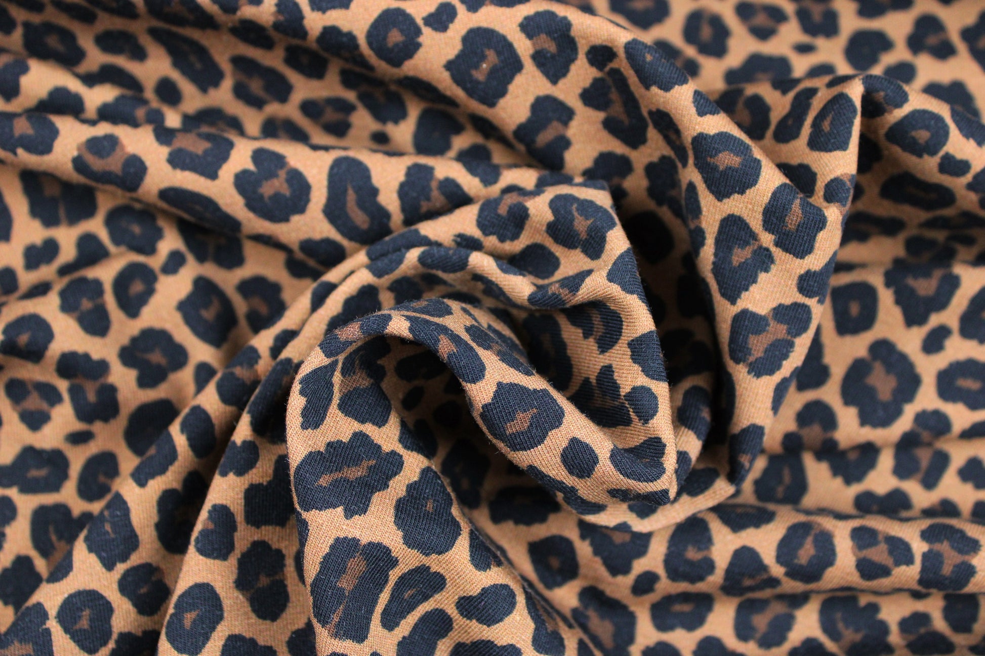 Baumwolljersey Theo mit Leoprint in Braun und Schwarz gedreht