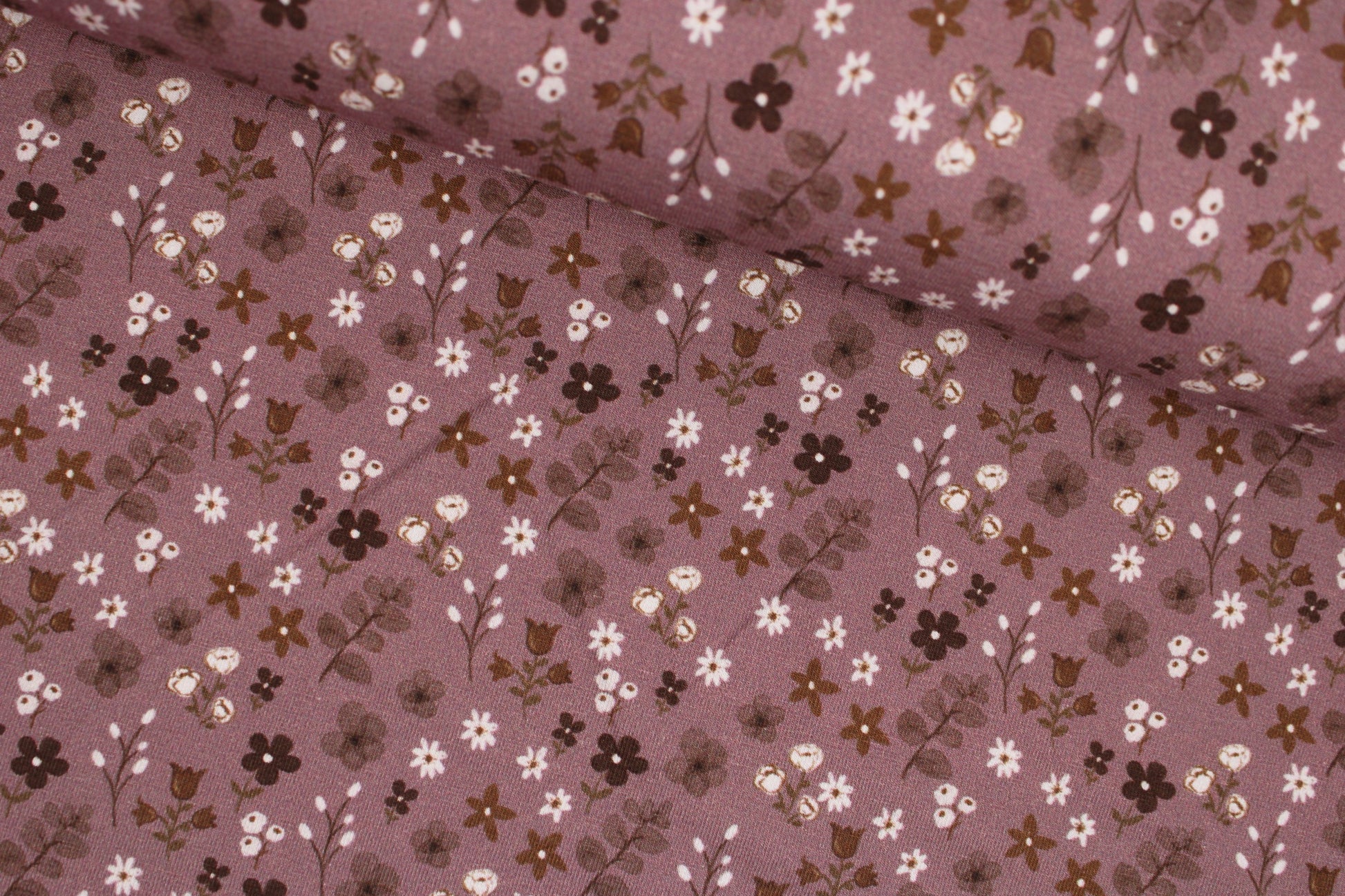 Dunkelrose farbener Baumwolljersey Winterbloom mit Streublümchen quer