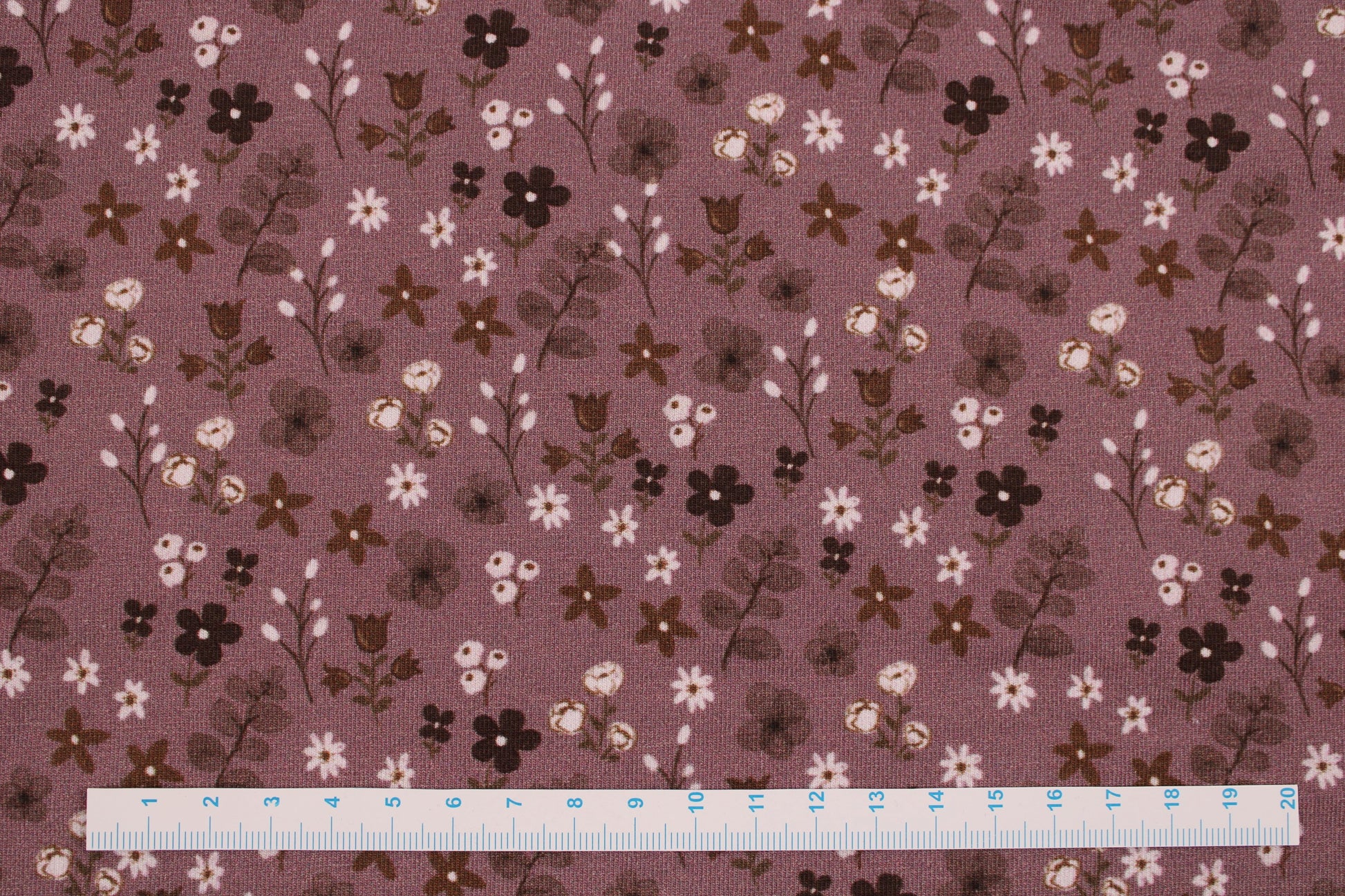 Dunkelrose farbener Baumwolljersey Winterbloom mit Streublümchen Maßstab