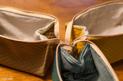 Beiger Baumwollstoff Dotty mit weißen Pünktchen als Innenfutter mir Täschchen