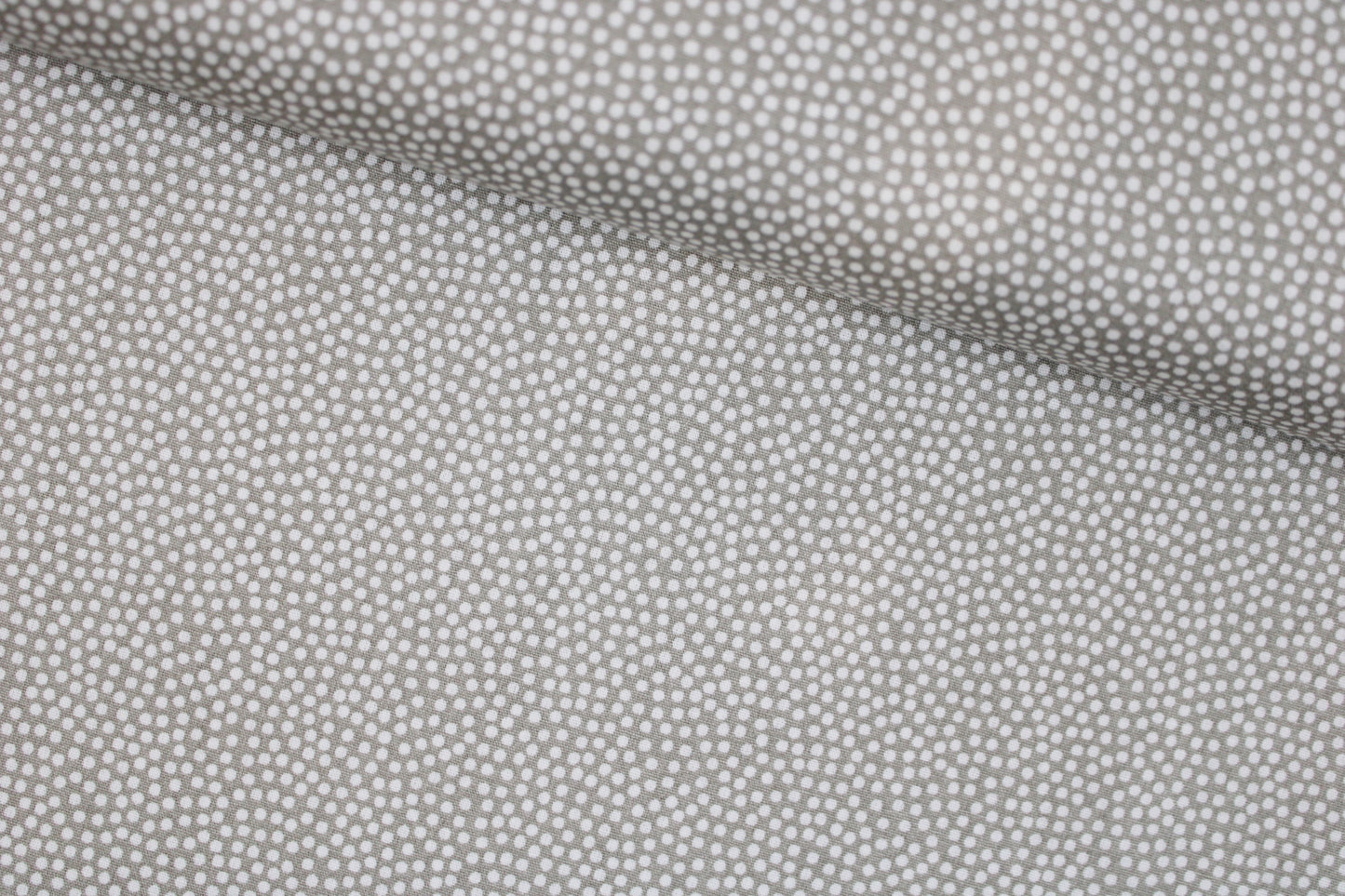 Beiger Baumwollstoff Dotty mit weißen Pünktchen quer