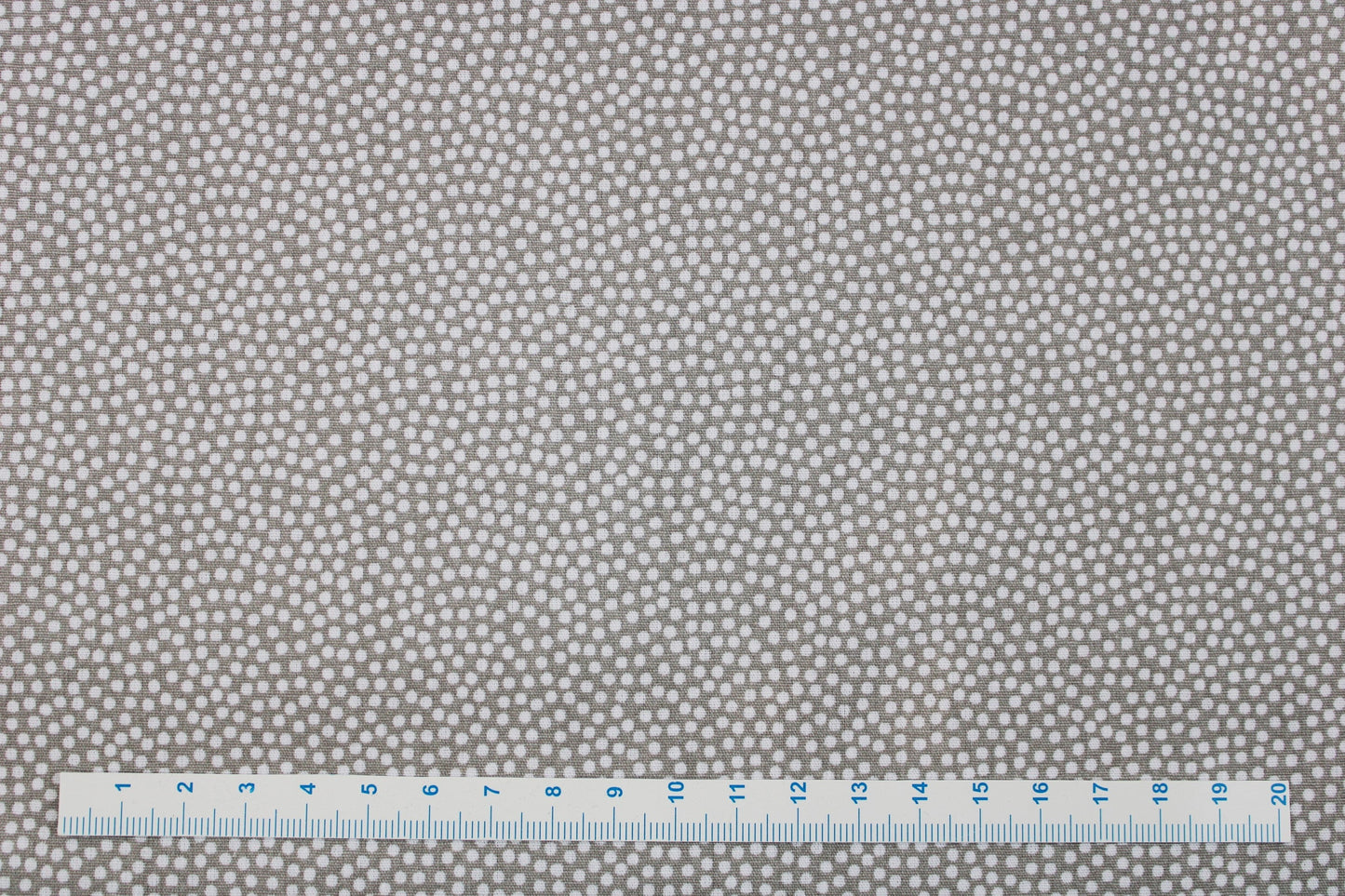 Beiger Baumwollstoff Dotty mit weißen Pünktchen Maßstab