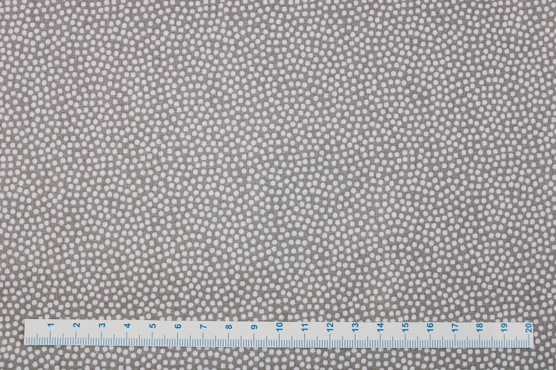 Beiger Baumwollstoff Dotty mit weißen Pünktchen Maßstab