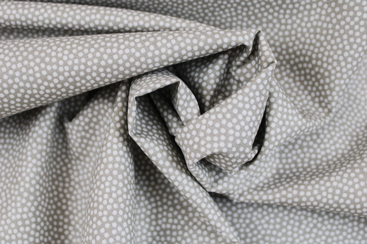 Beiger Baumwollstoff Dotty mit weißen Pünktchen gedreht