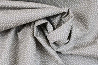 Beiger Baumwollstoff Dotty mit weißen Pünktchen gedreht
