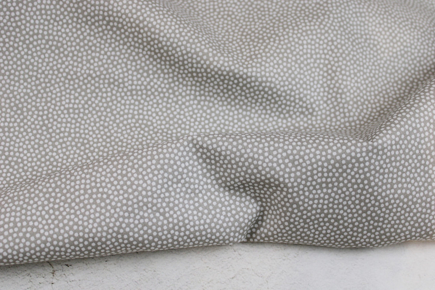 Beiger Baumwollstoff Dotty mit weißen Pünktchen