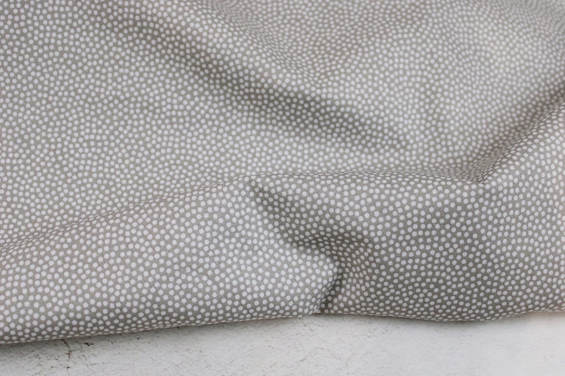 Beiger Baumwollstoff Dotty mit weißen Pünktchen