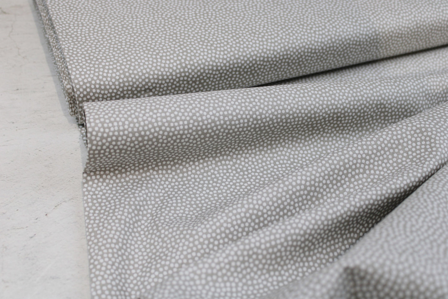 Beiger Baumwollstoff Dotty mit weißen Pünktchen Ballenansicht
