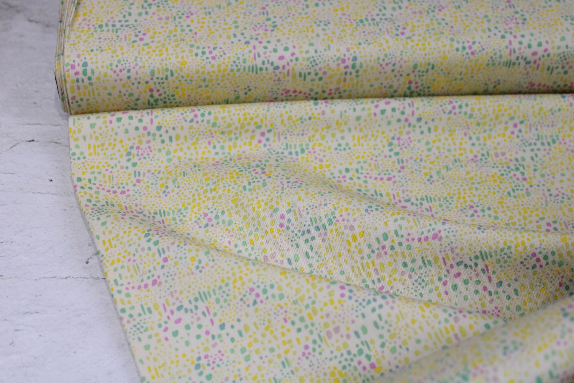 Baumwollstoff mit kleinen bunten Pünktchen aus der Gardenista-Serie Ballenansicht