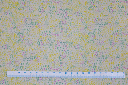 Baumwollstoff mit kleinen bunten Pünktchen aus der Gardenista-Serie Maßstab