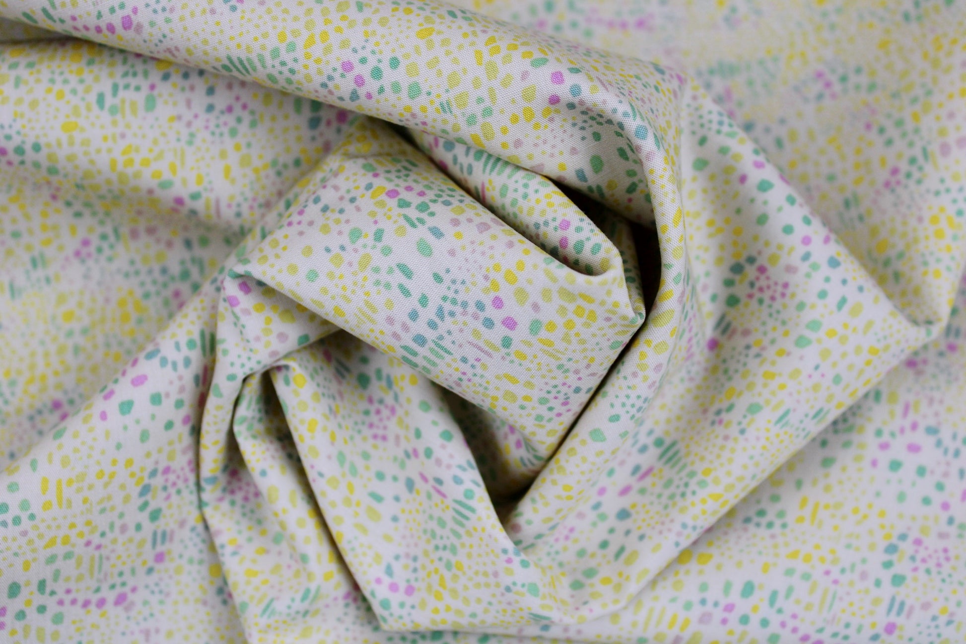 Baumwollstoff mit kleinen bunten Pünktchen aus der Gardenista-Serie gedreht