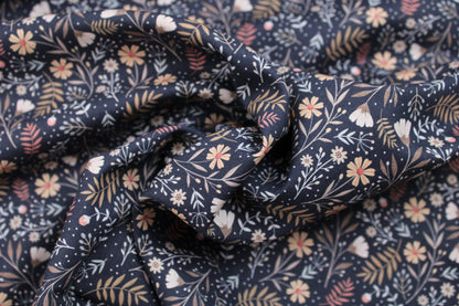 Baumwollstoff Calais mit Blumen auf blauem Grund gedreht