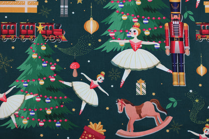Weihnachtstoff aus Baumwolle mit süßen Weihnachtsmotiven auf dunkelgrünem Grund Detailbild