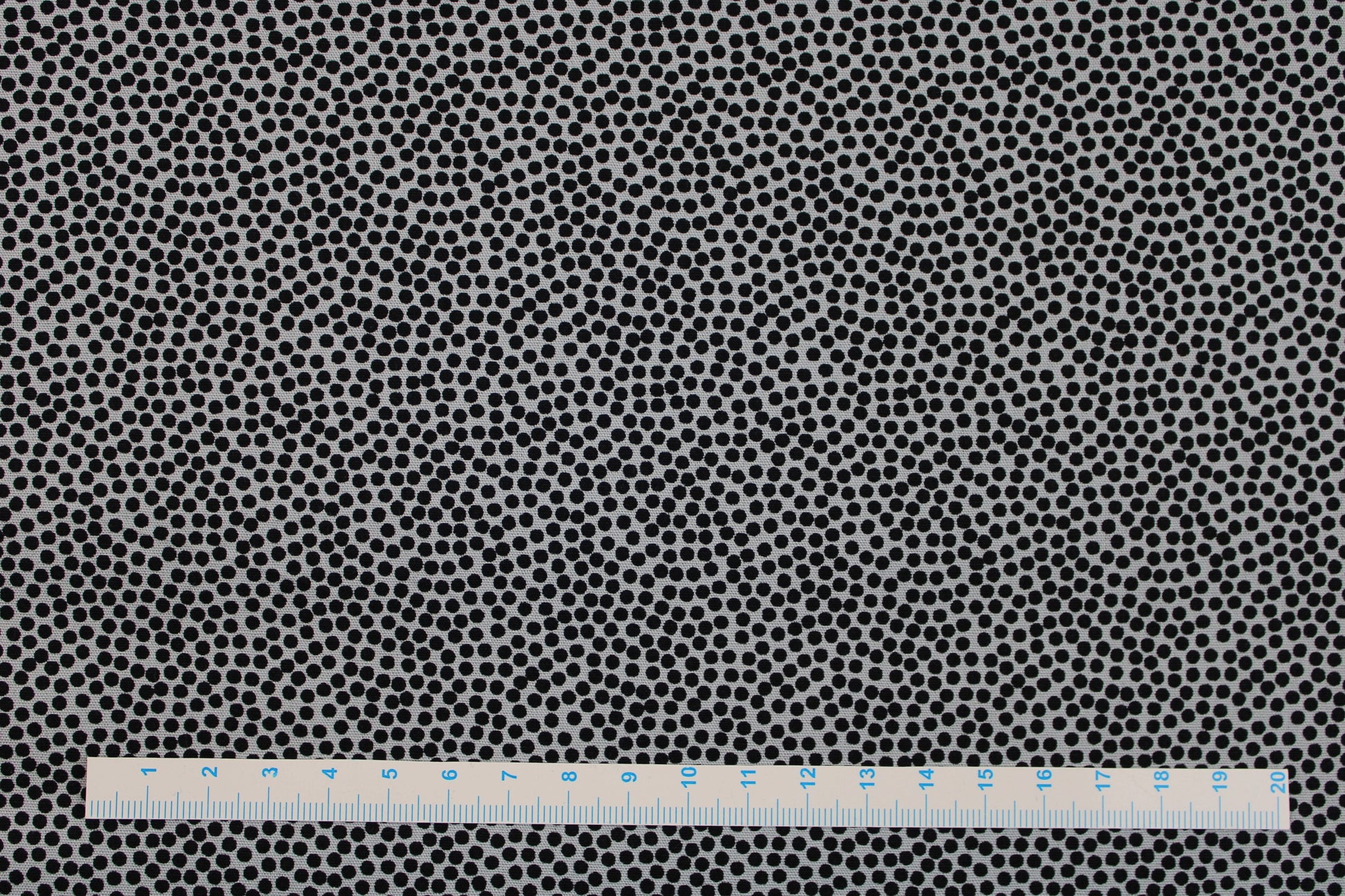 Baumwollstoff Dotty mit kleinen Pünktchen in schwarz auf Hellgrau Maßstab