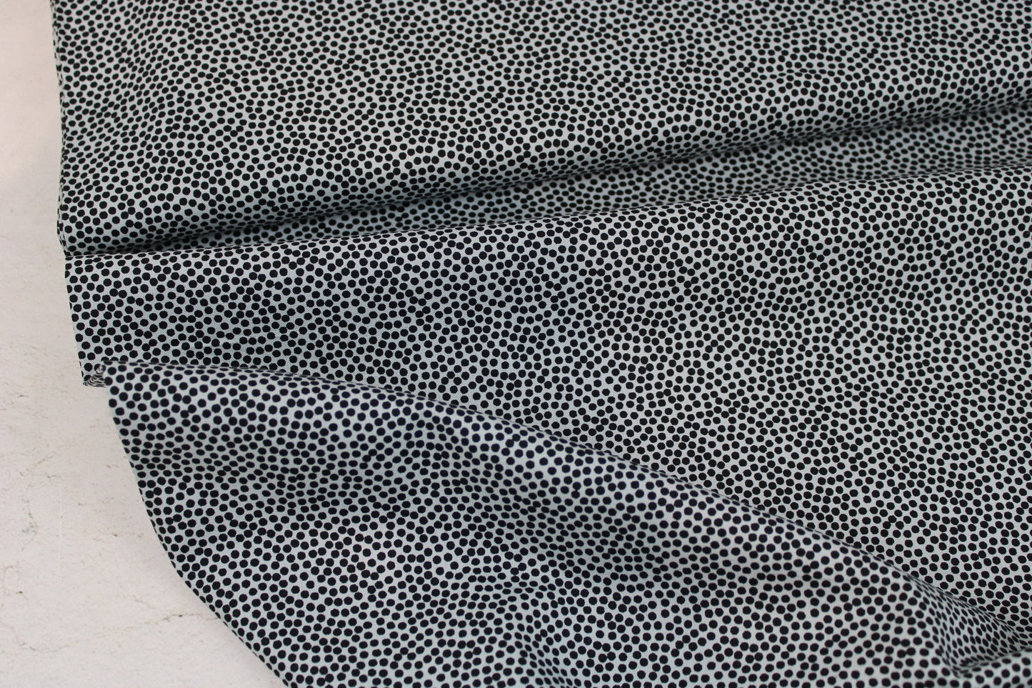 Baumwollstoff Dotty mit kleinen Pünktchen in schwarz auf Hellgrau Ballenansicht