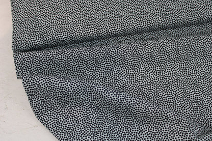 Baumwollstoff Dotty mit kleinen Pünktchen in schwarz auf Hellgrau Ballenansicht