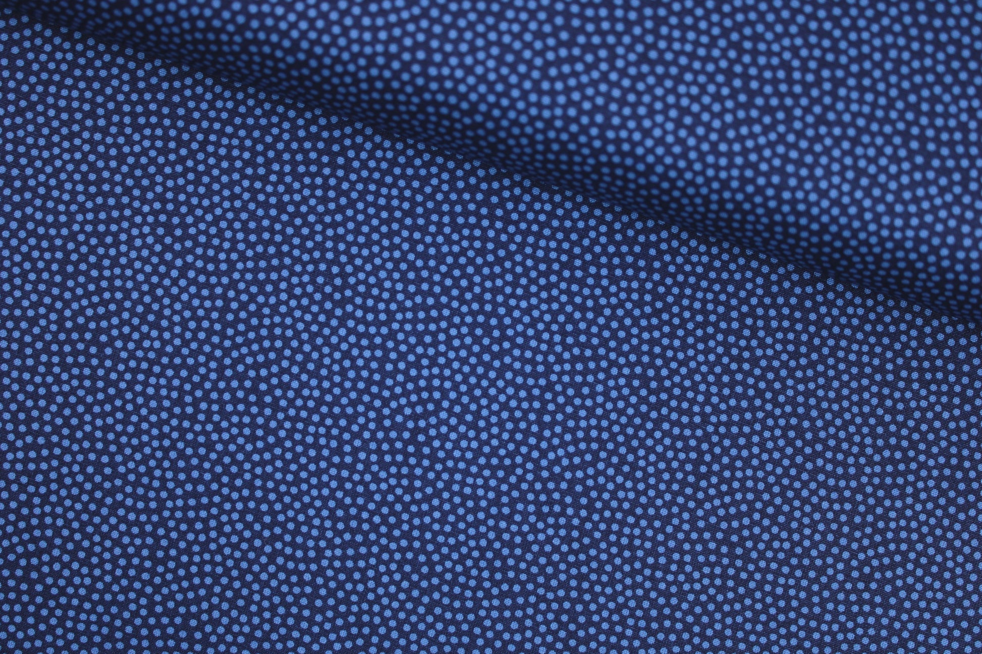 Baumwollstoff Dotty mit kleinen Pünktchen in Blau quer