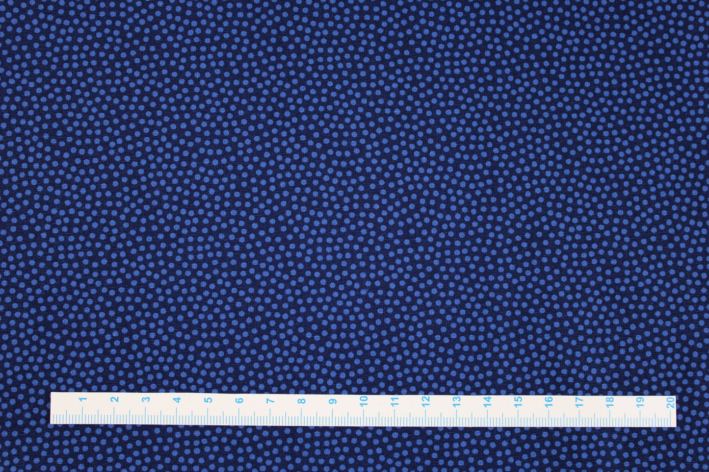 Baumwollstoff Dotty mit kleinen Pünktchen in Blau Maßstab