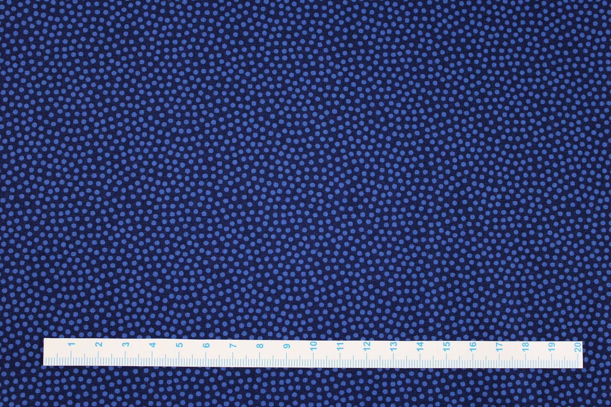 Baumwollstoff Dotty mit kleinen Pünktchen in Blau Maßstab
