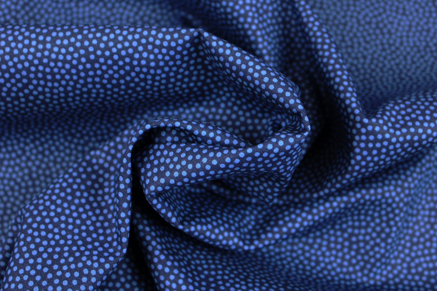 Baumwollstoff Dotty mit kleinen Pünktchen in Blau gedreht