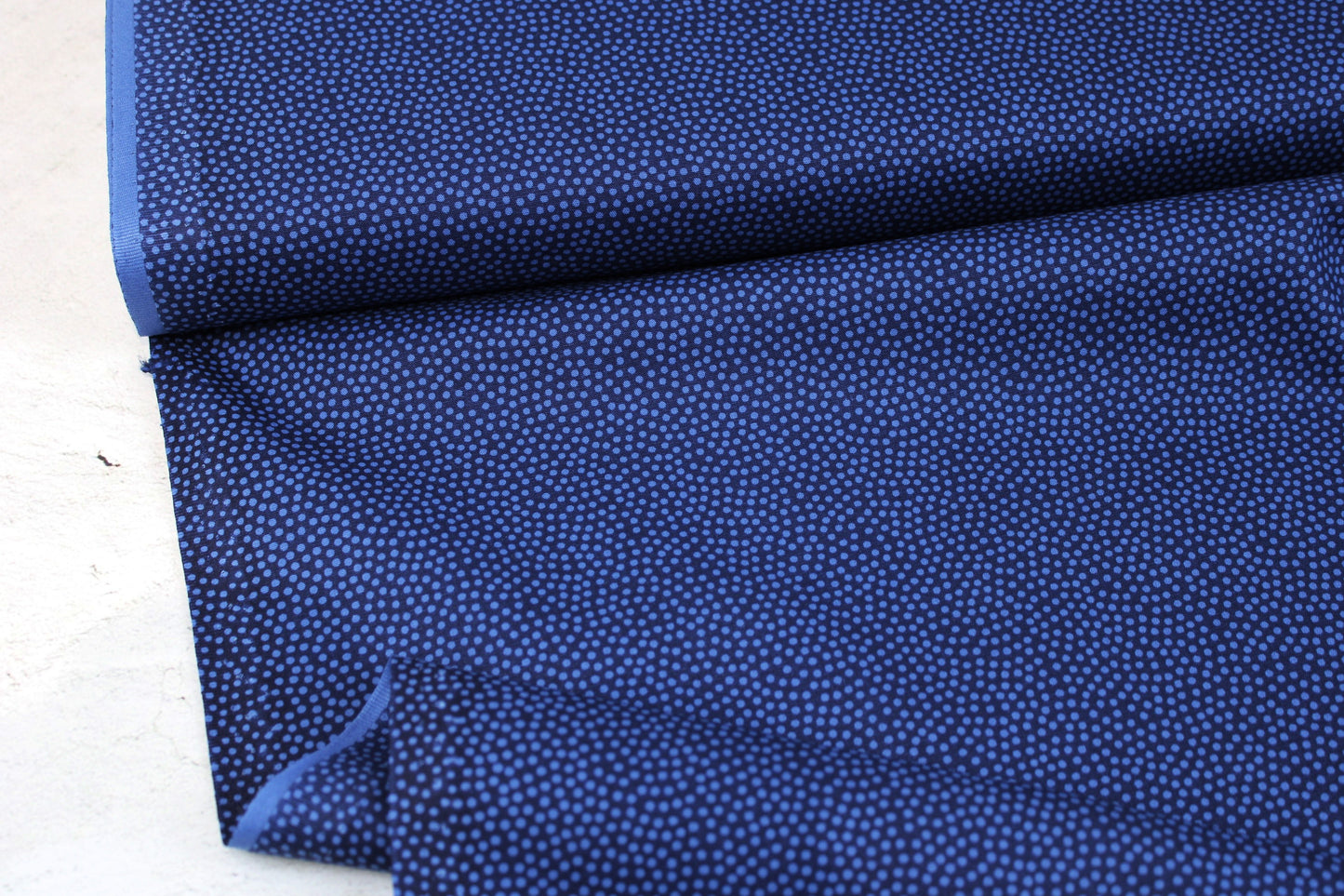 Baumwollstoff Dotty mit kleinen Pünktchen in Blau Ballenansicht