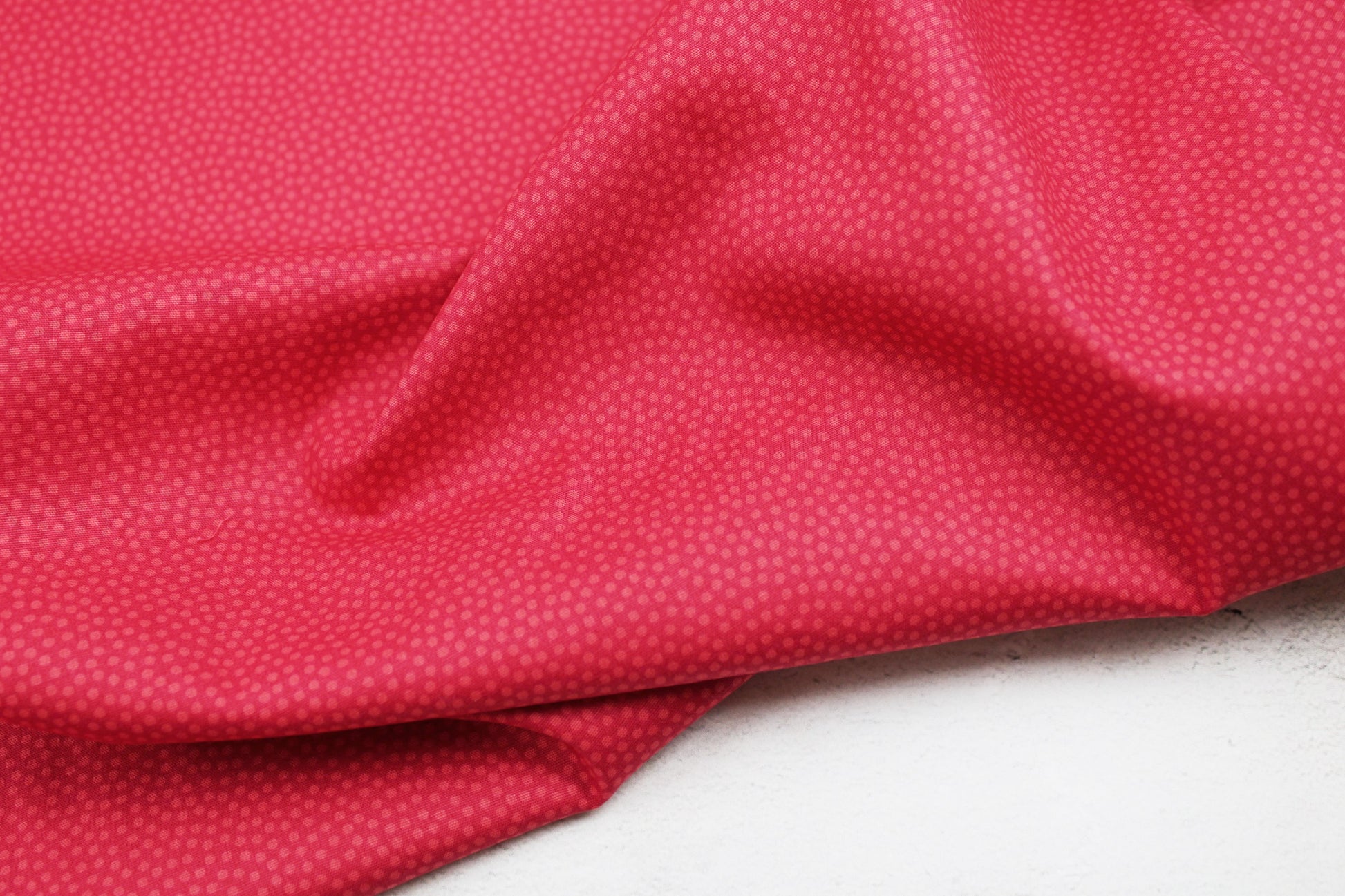 Baumwollstoff Dotty mit kleinen roten Pünktchen Ton in Ton