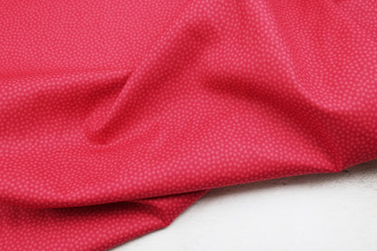Baumwollstoff Dotty mit kleinen roten Pünktchen Ton in Ton