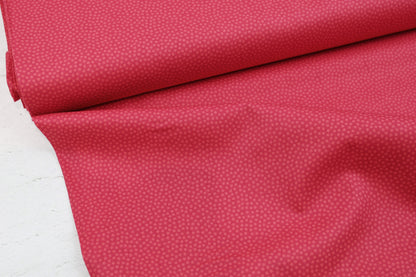 Baumwollstoff Dotty mit kleinen roten Pünktchen Ton in Ton Ballenansicht