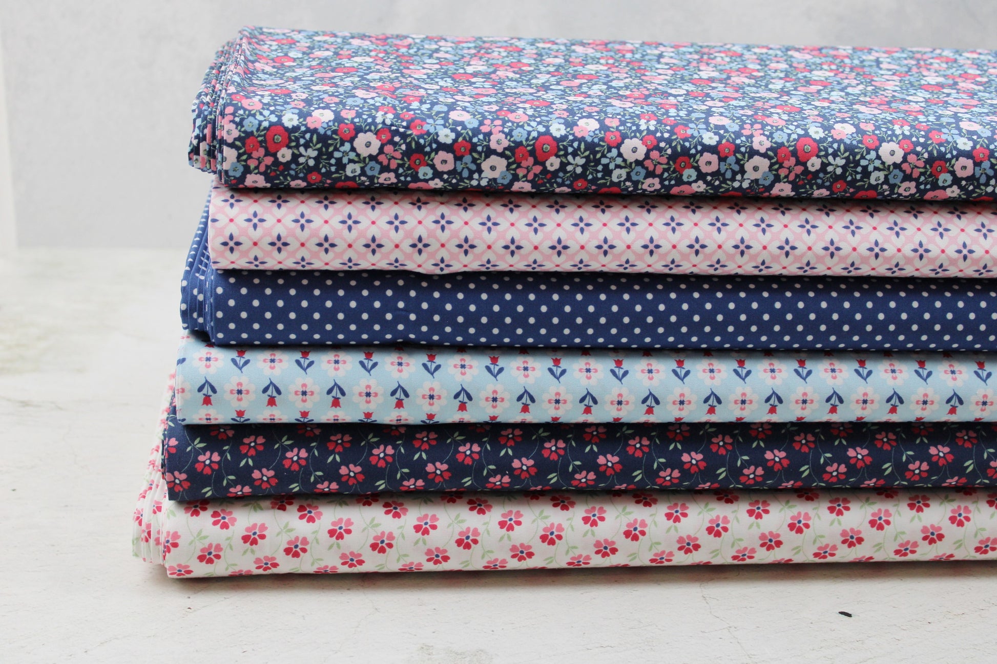 Baumwollstoff Emilie Vintage Mood mit Retro Blümchen in rosa, weiß und blau Kollektion