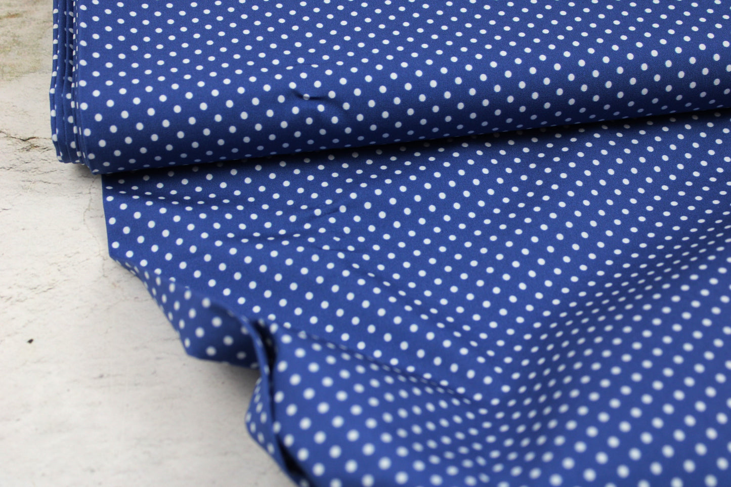 Dunkelblauer Baumwollstoff mit kleinen weißen Punkten aus der Emilie-Kollektion Vintage Mood Ballenansicht