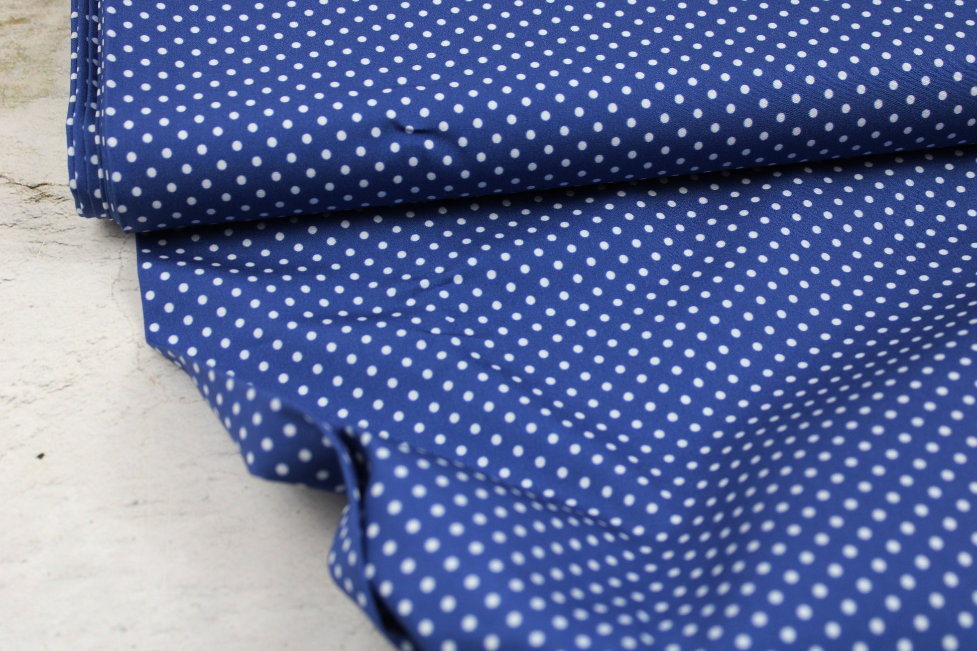 Dunkelblauer Baumwollstoff mit kleinen weißen Punkten aus der Emilie-Kollektion Vintage Mood Ballenansicht