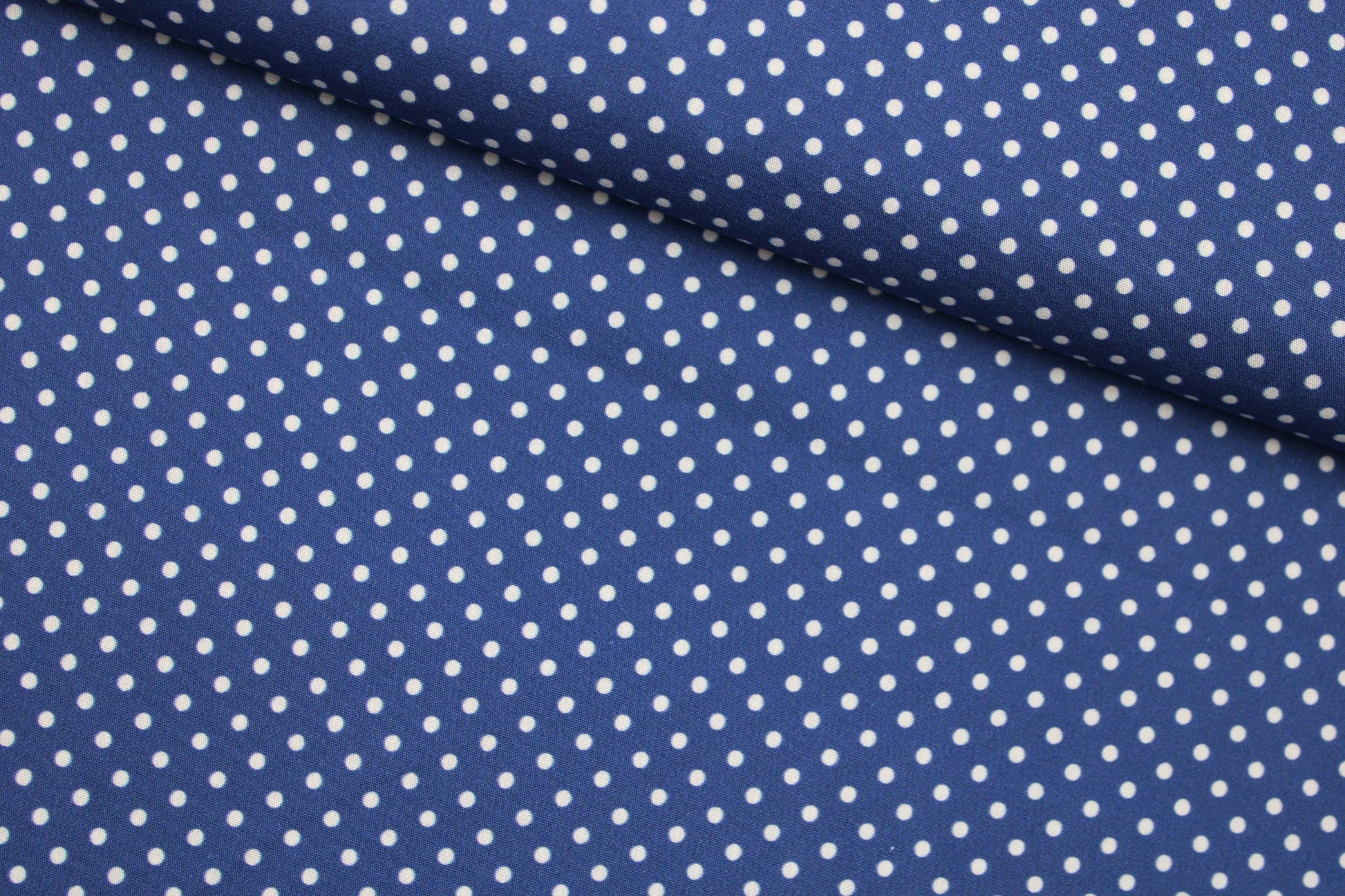 Dunkelblauer Baumwollstoff mit kleinen weißen Punkten aus der Emilie-Kollektion Vintage Mood quer