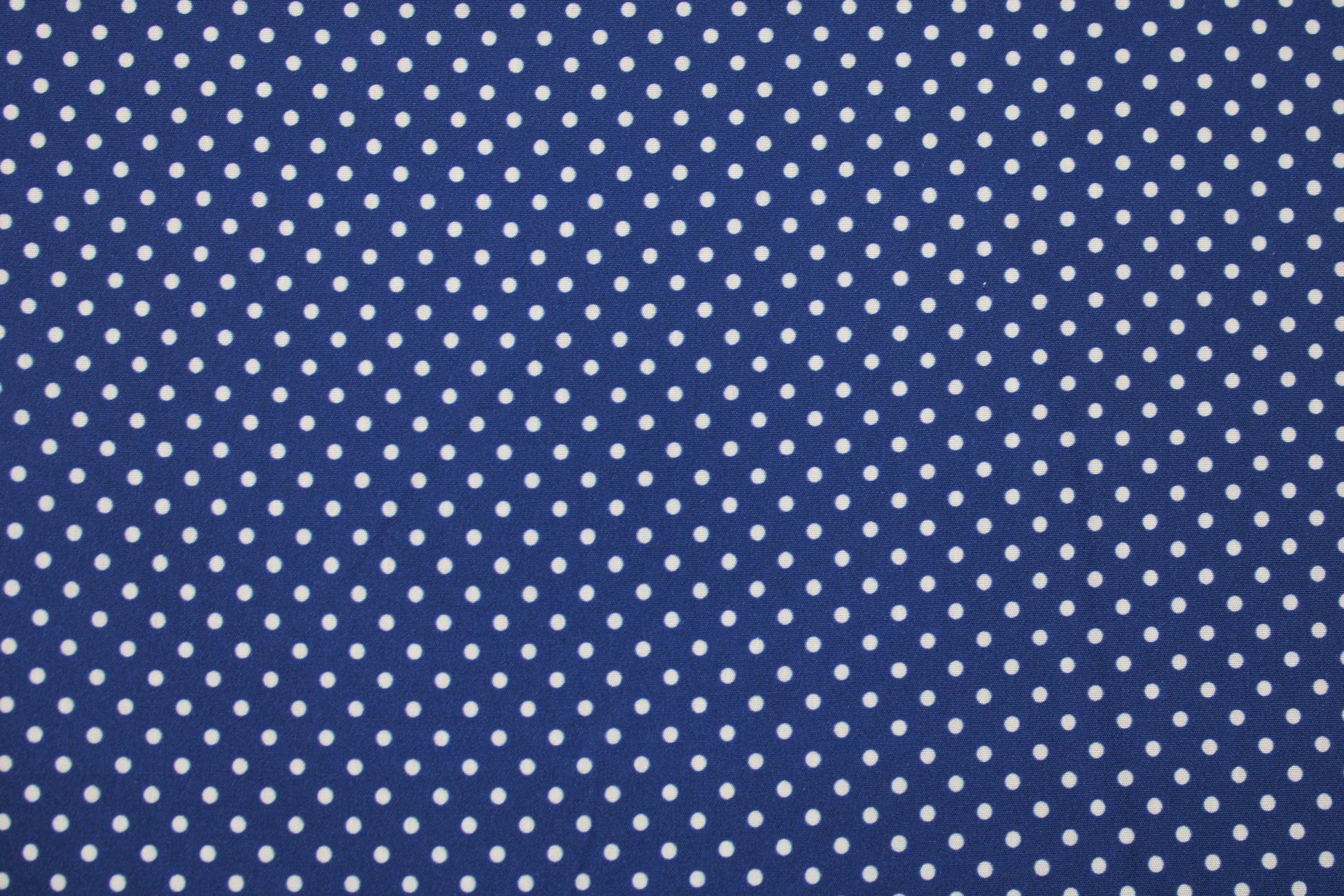 Dunkelblauer Baumwollstoff mit kleinen weißen Punkten aus der Emilie-Kollektion Vintage Mood Detailbild