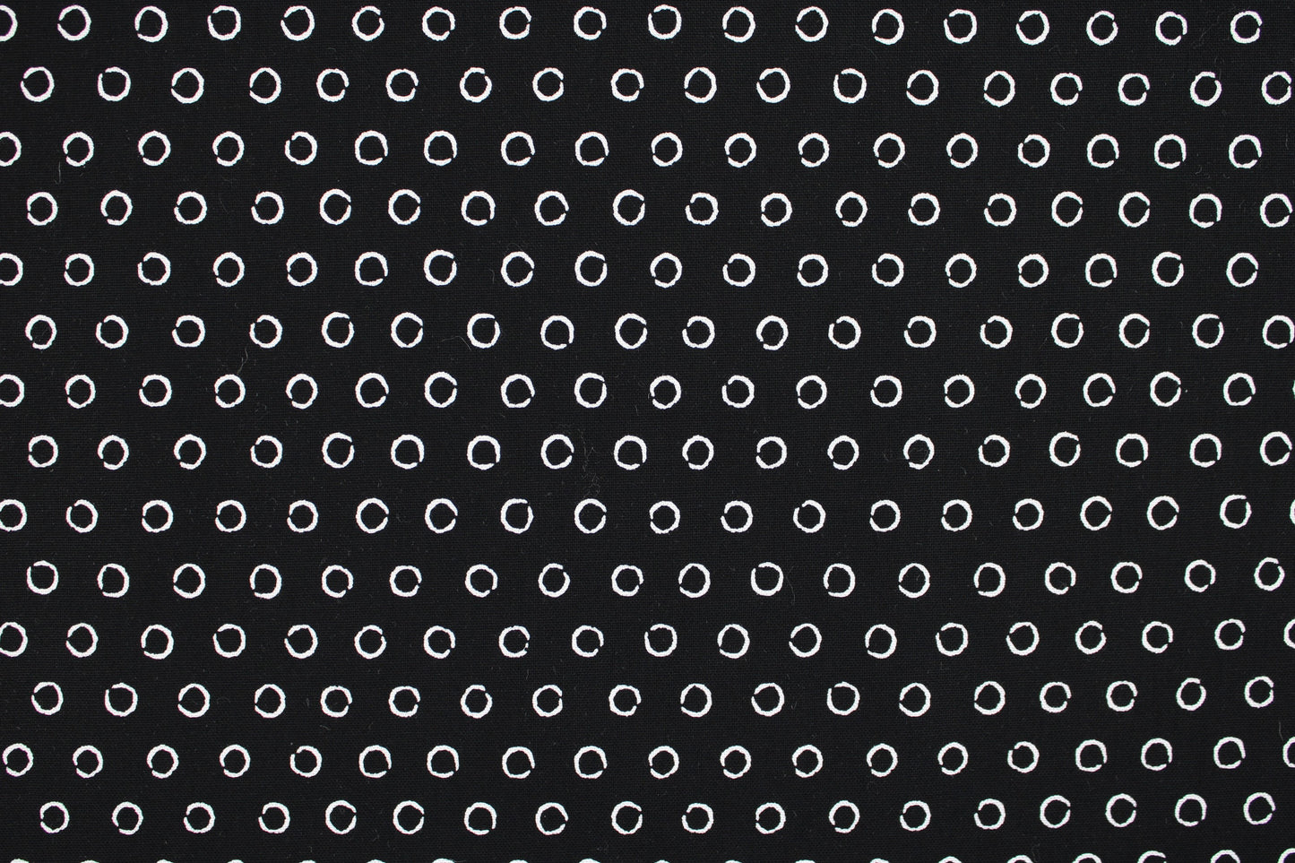 Schwarzer Baumwollstoff Inkwell Circles mit weißen Kreisen Detailbild