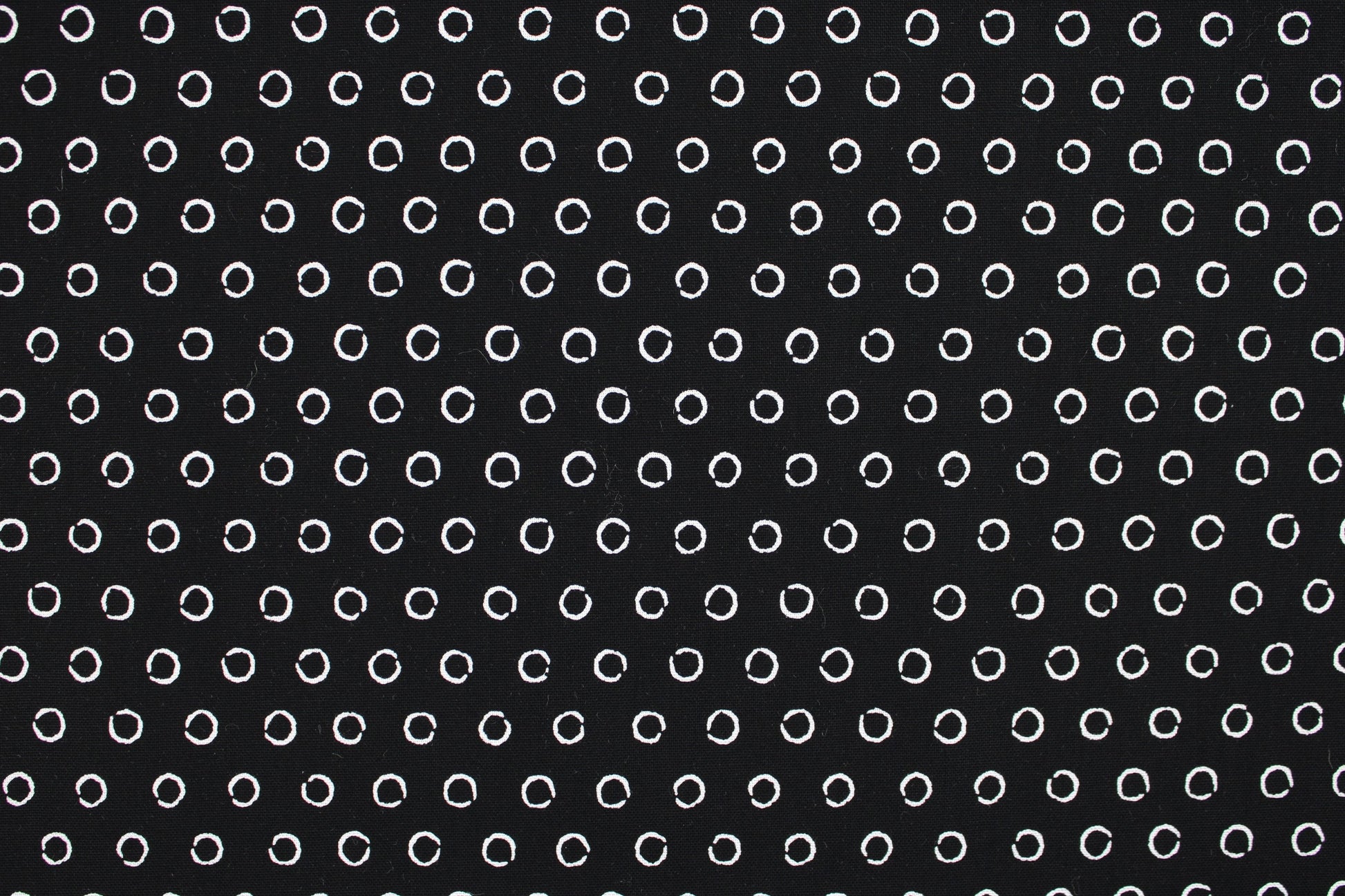 Schwarzer Baumwollstoff Inkwell Circles mit weißen Kreisen Detailbild