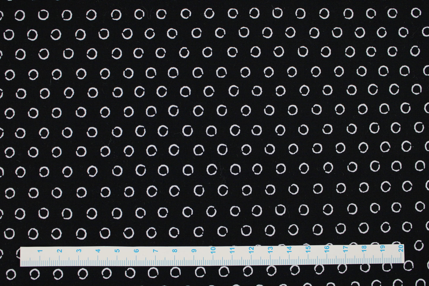 Schwarzer Baumwollstoff Inkwell Circles mit weißen Kreisen Maßstab