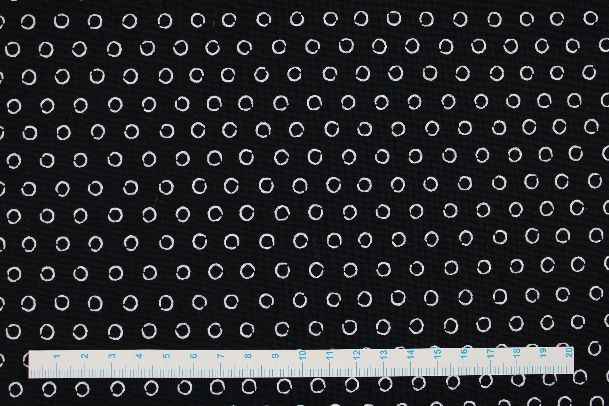 Schwarzer Baumwollstoff Inkwell Circles mit weißen Kreisen Maßstab