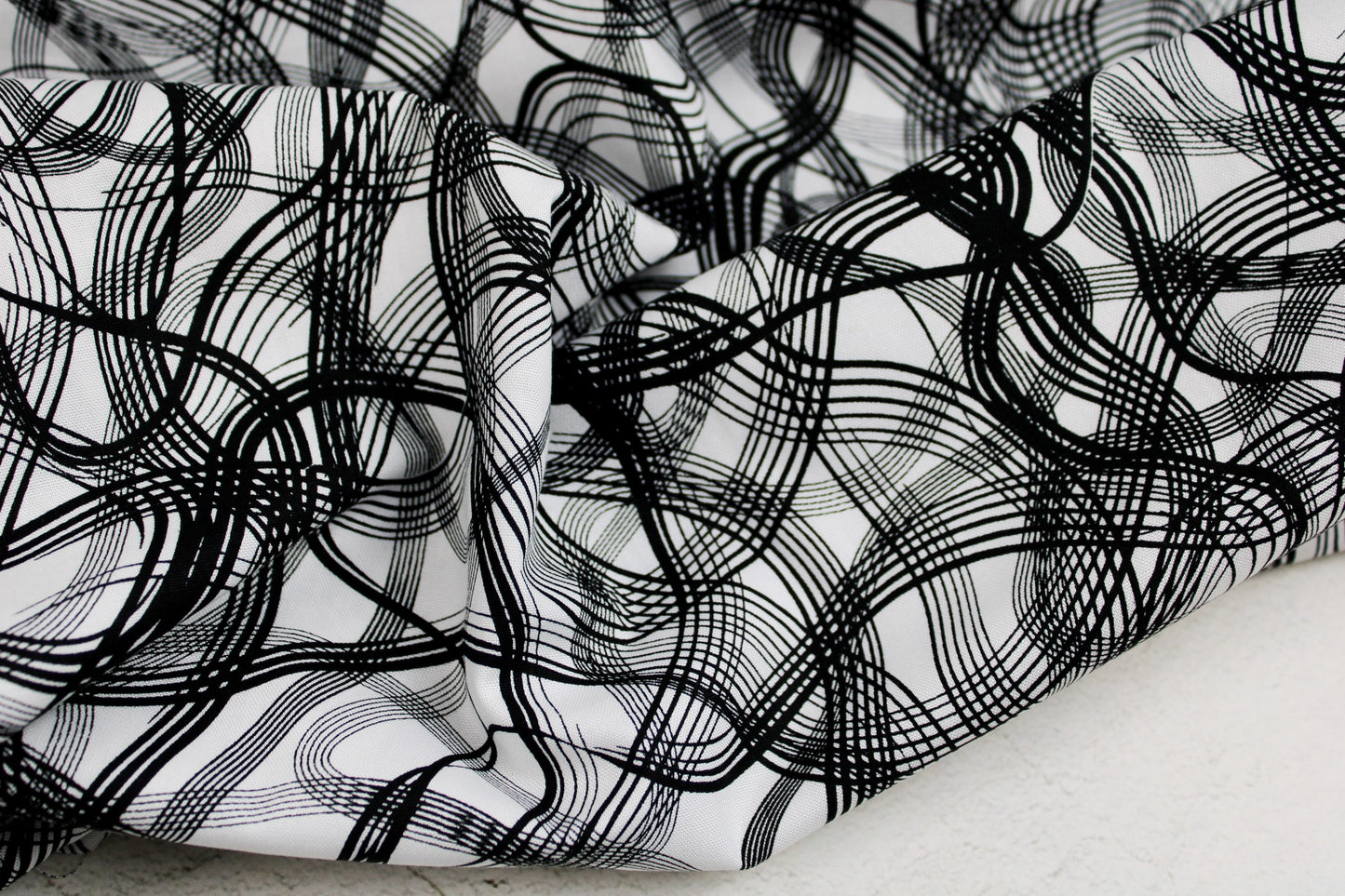 Baumwollstoff mit Linien aus der Inkwell-Reihe in Schwarz-Weiß