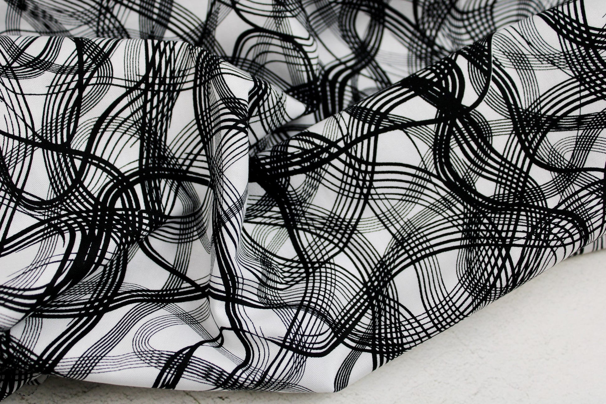 Baumwollstoff mit Linien aus der Inkwell-Reihe in Schwarz-Weiß