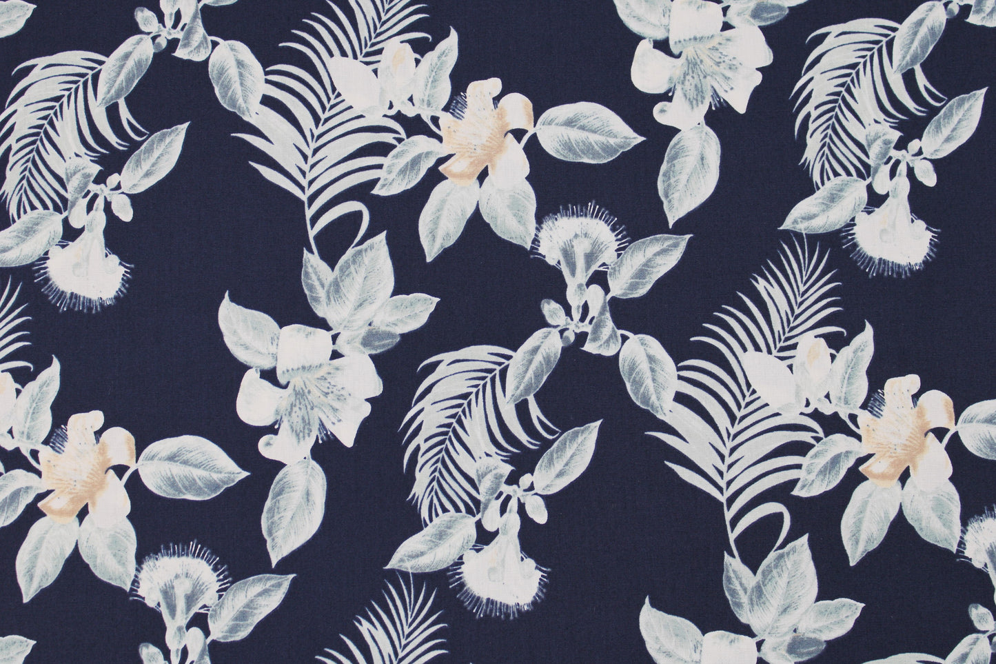 Baumwollstoff Island Paradise in dunkelblau mit japanischen Blumen Detailbild