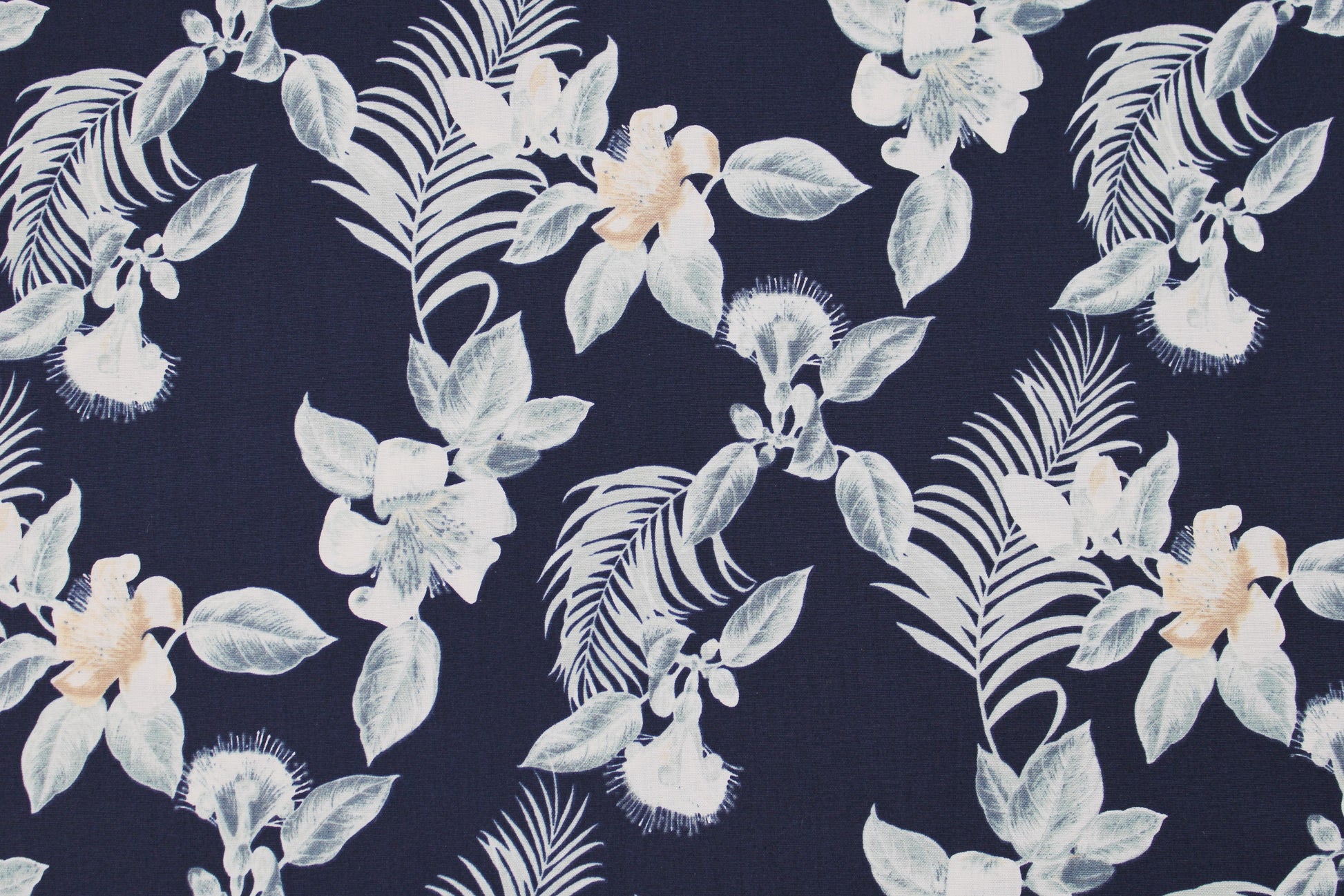 Baumwollstoff Island Paradise in dunkelblau mit japanischen Blumen Detailbild
