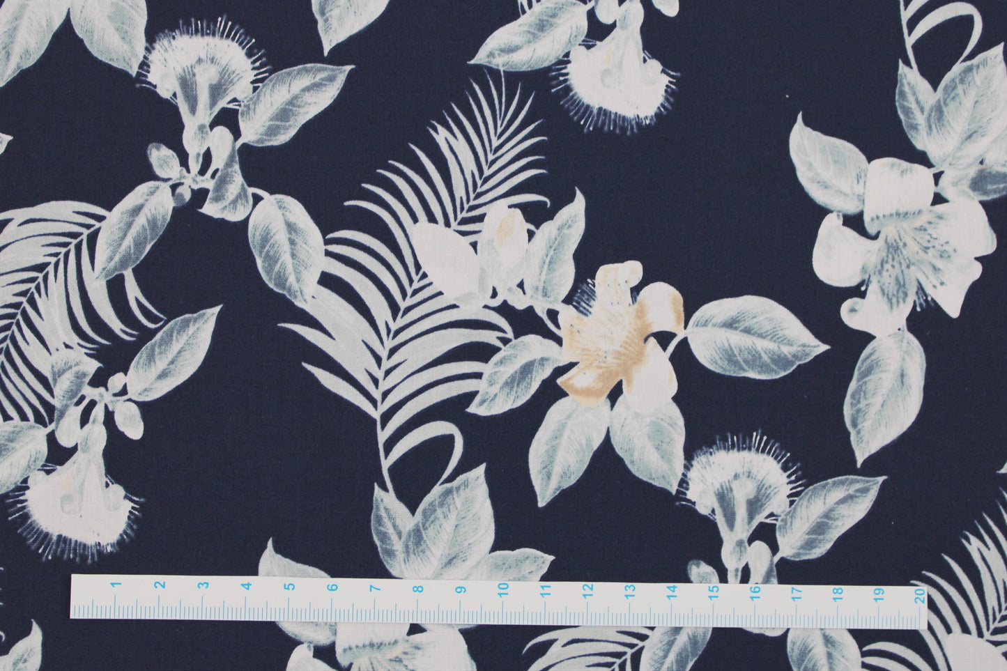 Baumwollstoff Island Paradise in dunkelblau mit japanischen Blumen Detailbild