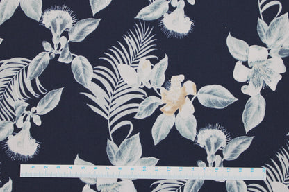 Baumwollstoff Island Paradise in dunkelblau mit japanischen Blumen Detailbild